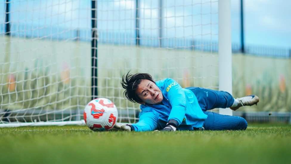 FULL STRETCH : Ayaka Yamashita dives to stop a shot