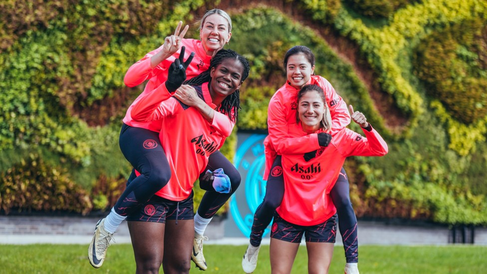 SQUAD GOALS  : All smiles in training!