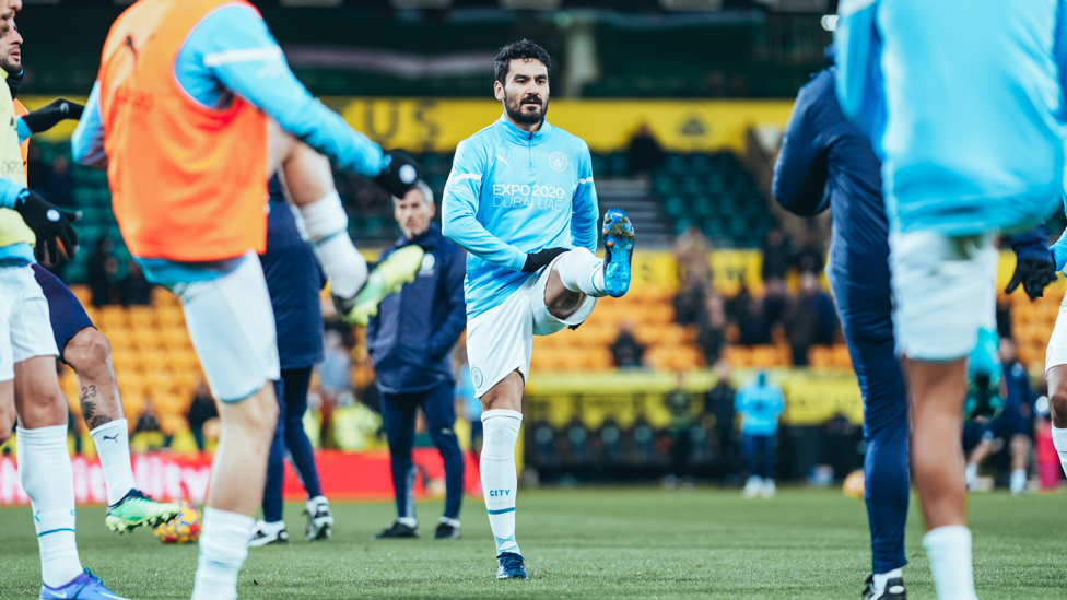 GET LOOSE : Final preparations ahead of kick-off.