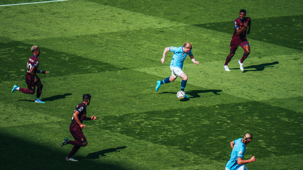 MIDFIELD MAGICIAN : KDB always finding spaces.