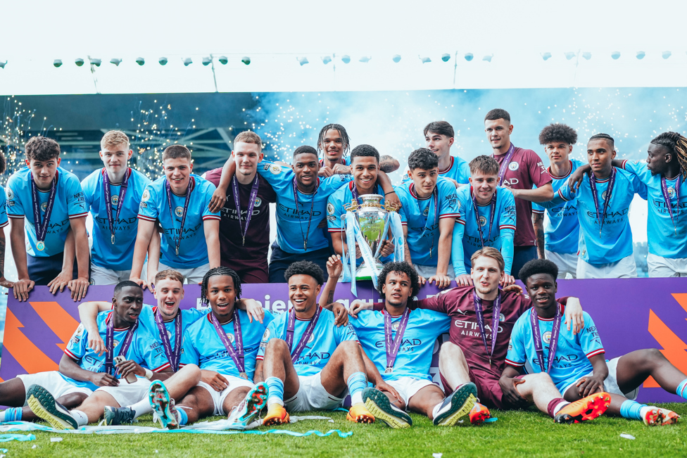 THE SPECIAL MOMENTS : The team gather for more pictures with the trophy. 