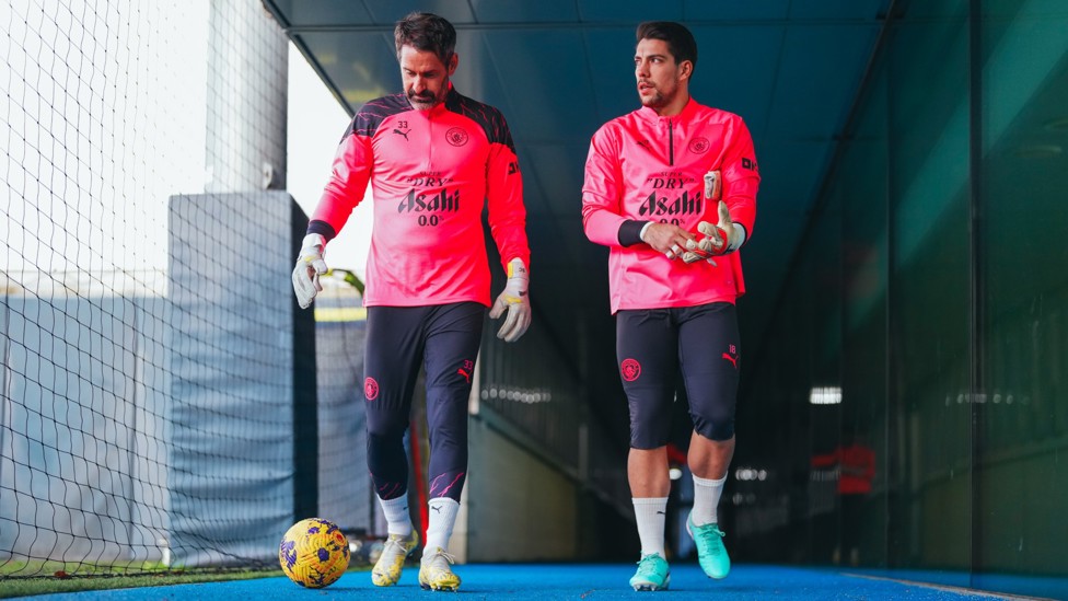 GK UNION : Scott Carson and Stefan Ortega Moreno take to the training pitch.