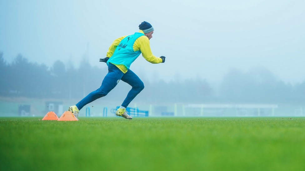 THROUGH THE GEARS  : De Bruyne sets off. 