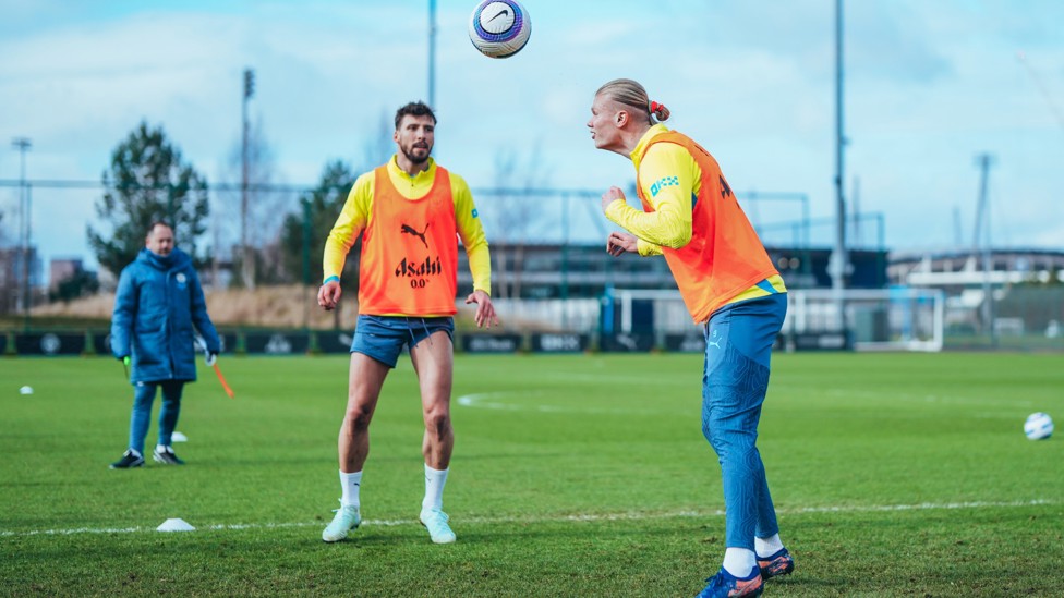 MINI GAME : Erling Haaland and Ruben Dias juggle the ball between them.