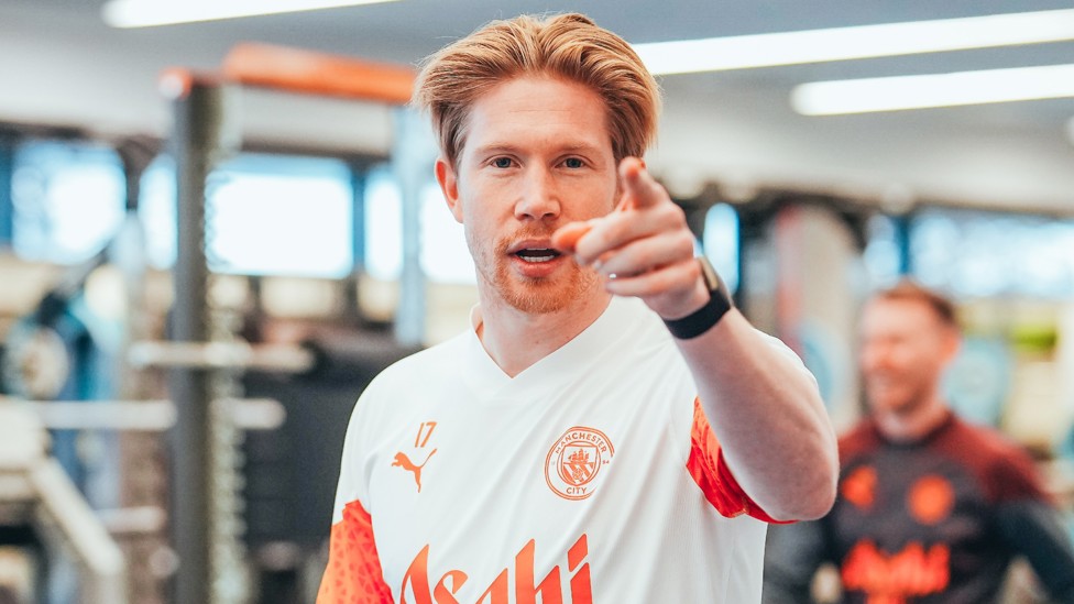 POINTING PLAYMAKER  : Kevin De Bruyne spots our camera!