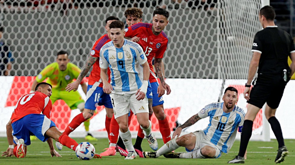 SURROUNDED : Alvarez and Messi in a sea of Chile players