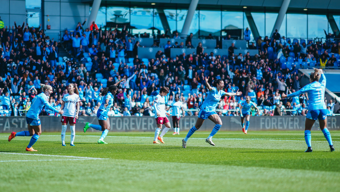 Record 13th successive WSL win moves City back to league’s summit 