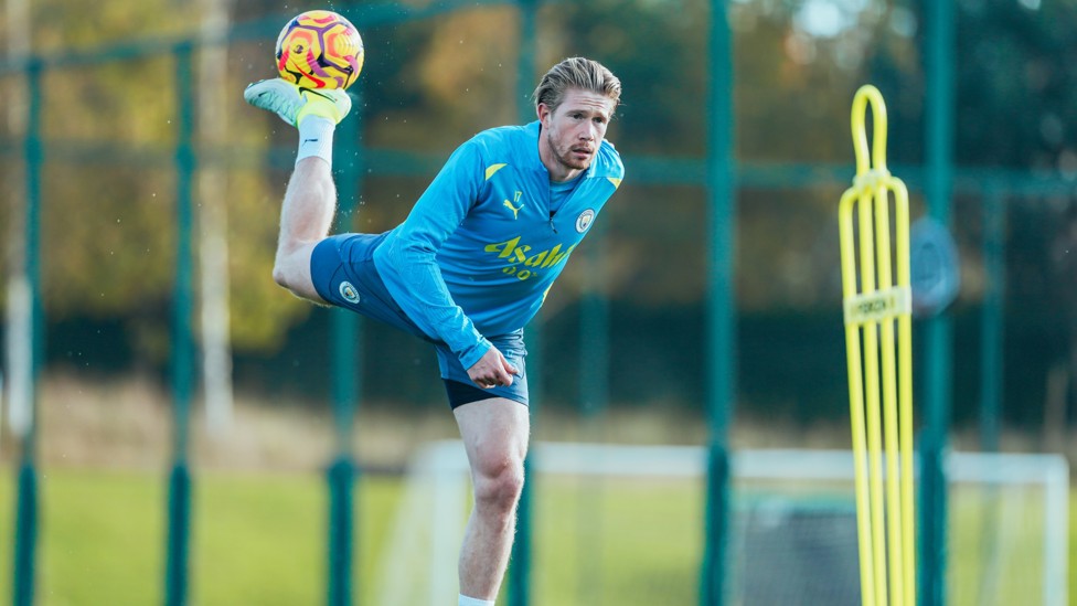 ON THE GRASS  : Kevin De Bruyne shows his athleticism. 