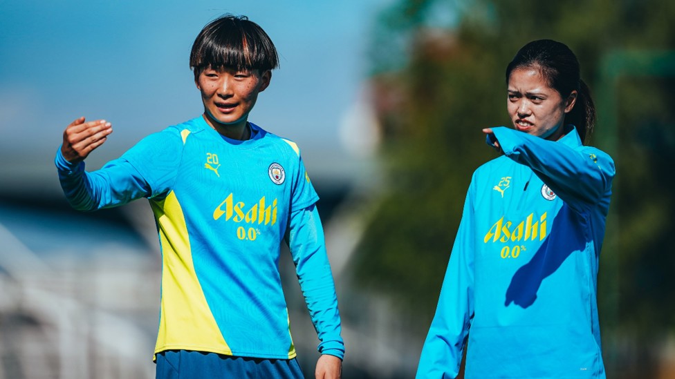 THAT WAY TO PARIS? Aoba Fujino and Yui Hasegawa deep in conversation.