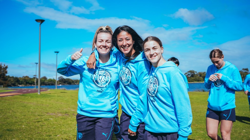 ALL SMILES : Lauren Hemp, Leila Ouahabi and Jess Park spot the camera