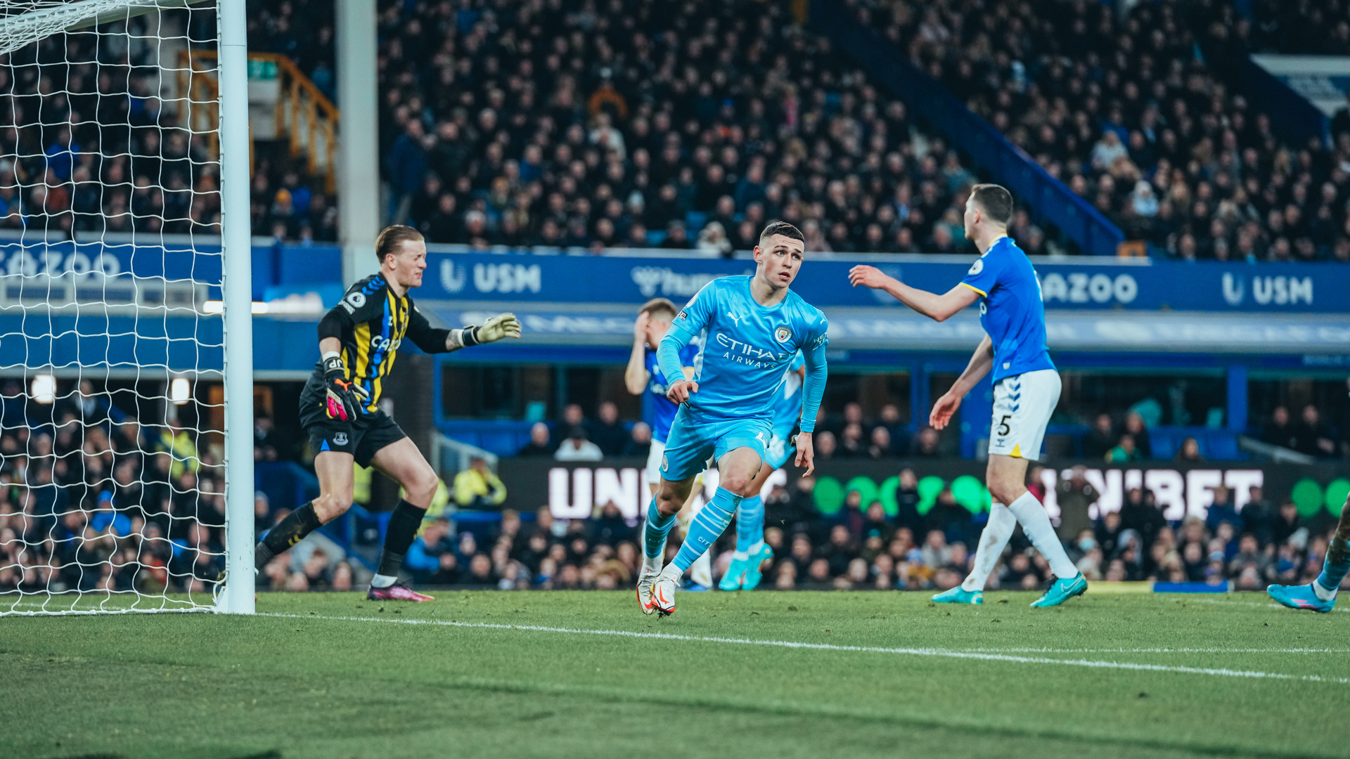  Foden strikes late as City bounce back against Everton