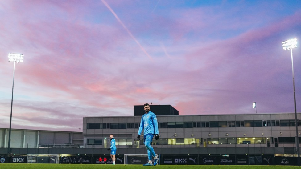 RED SKY AT NIGHT : Josko Gvardiol training under a beautiful sky.