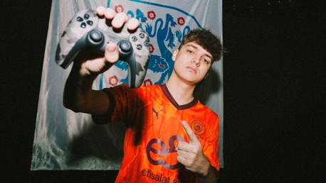 Gallery: Tekkz signs for Man City Esports! 