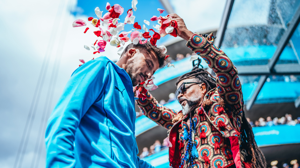 SPECIAL WELCOME : Brazilian singer Carlinhos Brown welcomes Dias to the Etihad by showing him in rose petals.