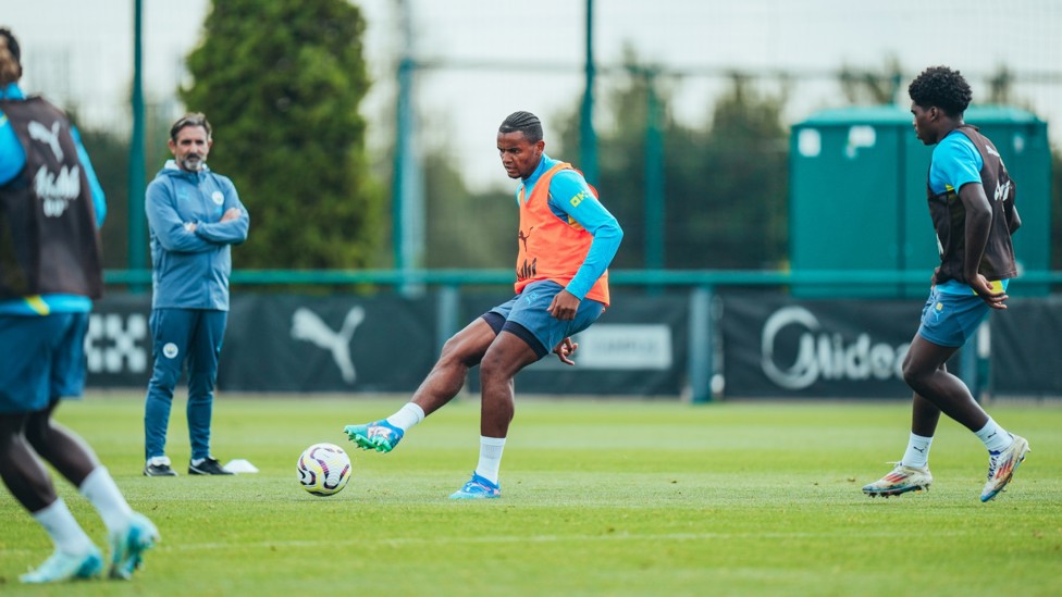 SWISS STYLE : Manuel Akanji with the pass