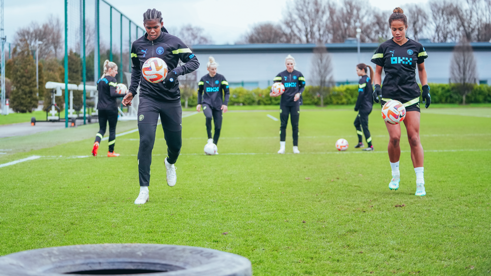 JUGGLING : Bunny keeps the ball in the air