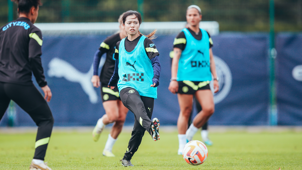 CLASSEGAWA : Yui Hasegawa plays a pass in training. 