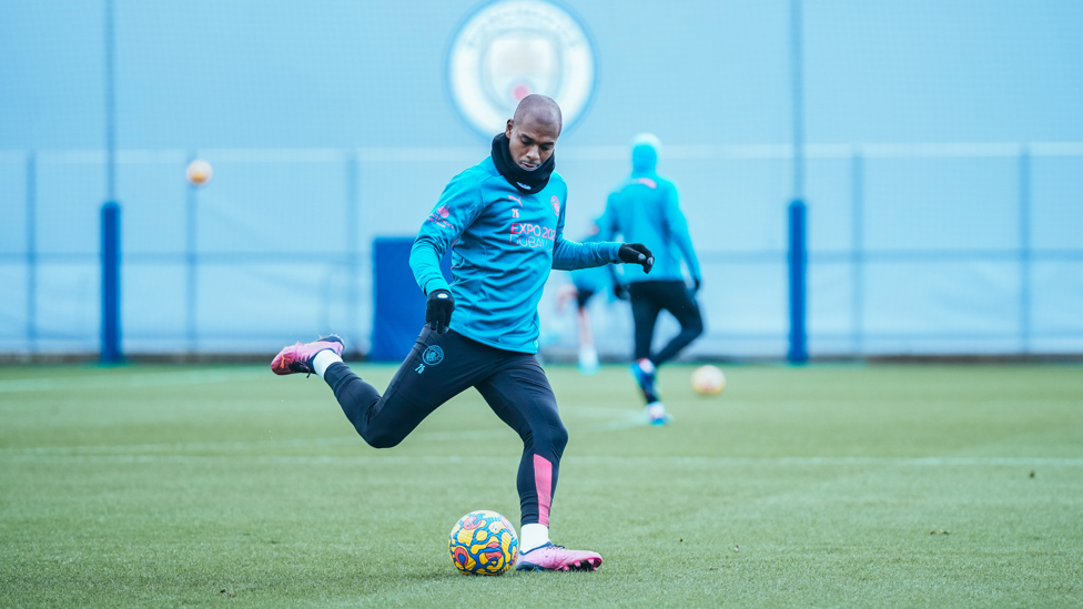 CAPTAIN FANTASTIC : Fernandinho switches the play