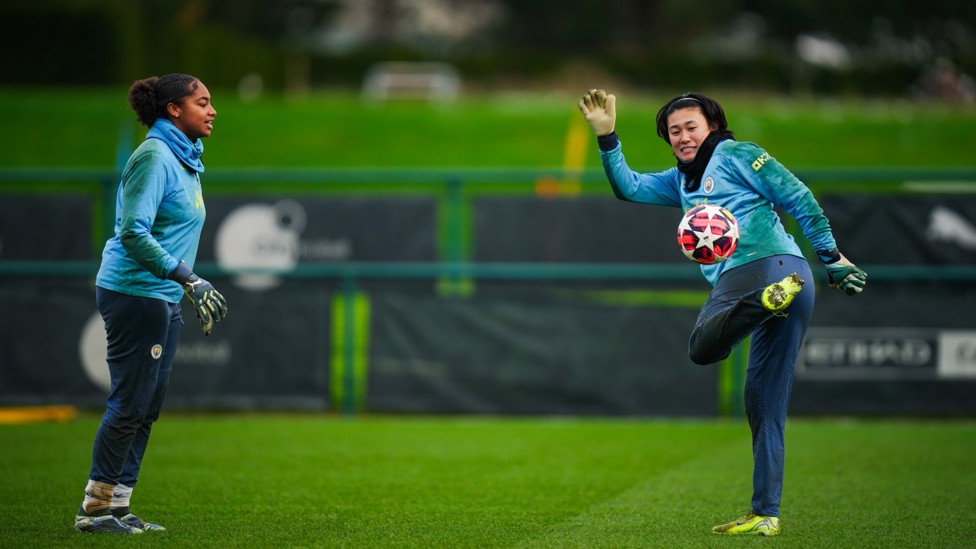 JUGGLING GAME : Khiara Keating and Ayaka Yamashita play a quick game of no bounce. 