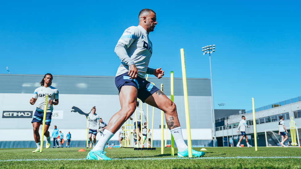 RUNNING WALKER : Kyle Walker gets set for training with some pre-match drills