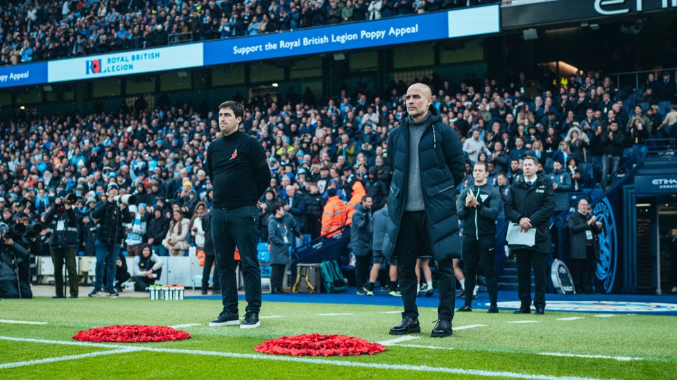 FOOTBALL REMEMBERS : Iraola and Guardiola lay wreaths before a minute of silence for our fallen heroes.