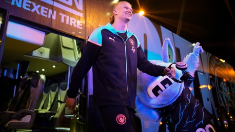 HAPPY HAALAND: Erling in good spirits when arriving at the stadium.
