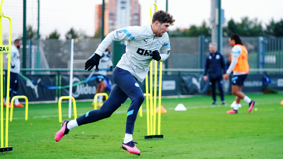 SLALOM STONES : John Stones showcases his agility through the mannequins 