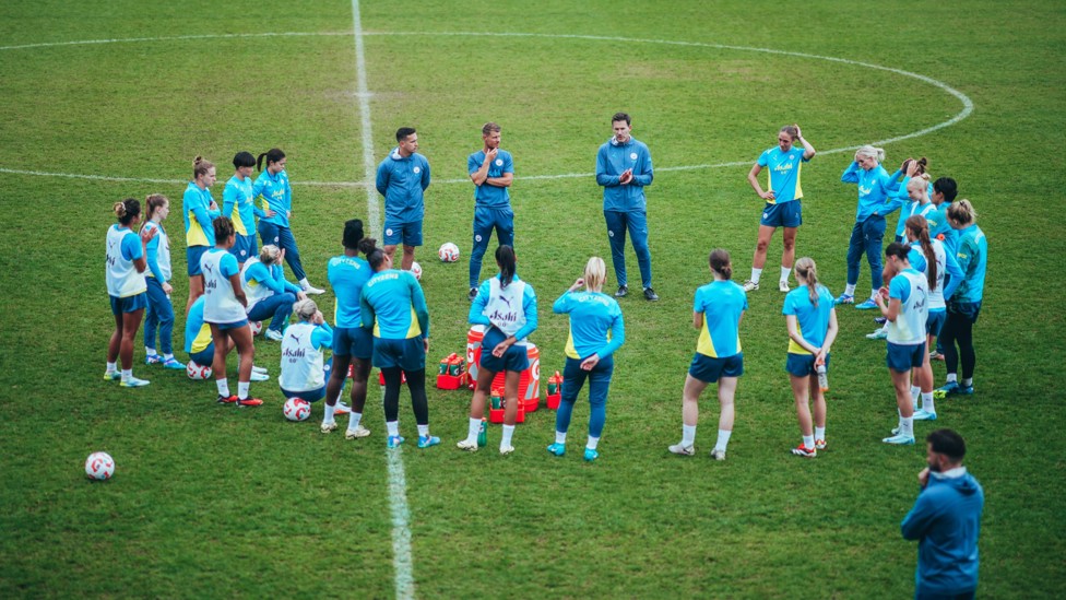 TEAM TALK : Gareth Taylor speaks to his players