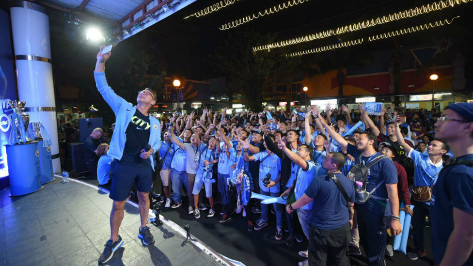 SELFIE TIME : Paul Dickov takes a picture with fans in Jakarta