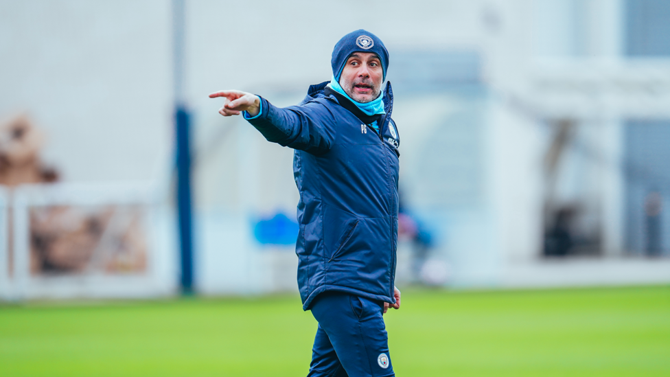 PEP TALK : The boss instructs his players on the field 