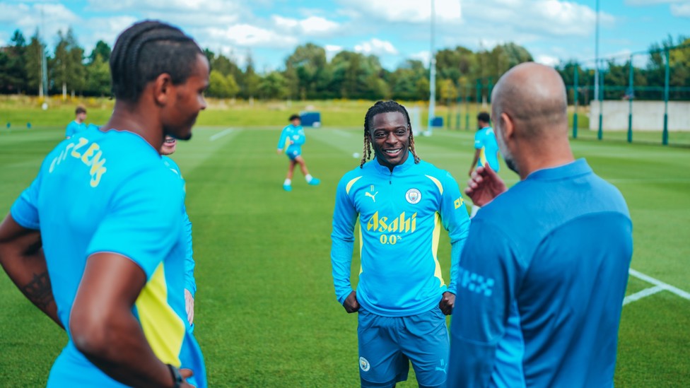 QUICK CATCH-UP : Jeremy Doku and Manuel Akanji chat with Pep Guardiola. 