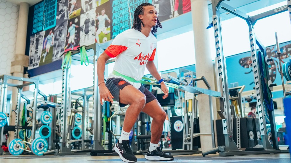 AGILE AKE : Nathan Ake partakes in the resistance band work. 