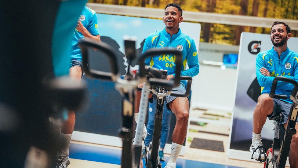 SUPER SAVINHO : The winger takes to the bikes to continue recovery. 