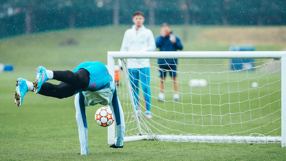 Gabriel Jesus attempts an entirely new way of scoring a goal