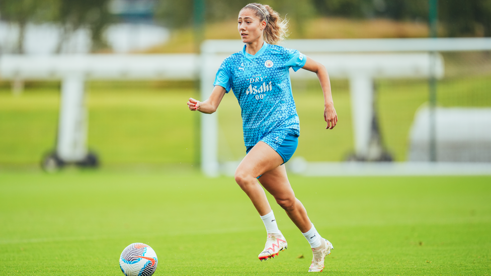 AGILE ALEIXANDRI : Defender Laia Aleixandri carries the ball with confidence during training. 