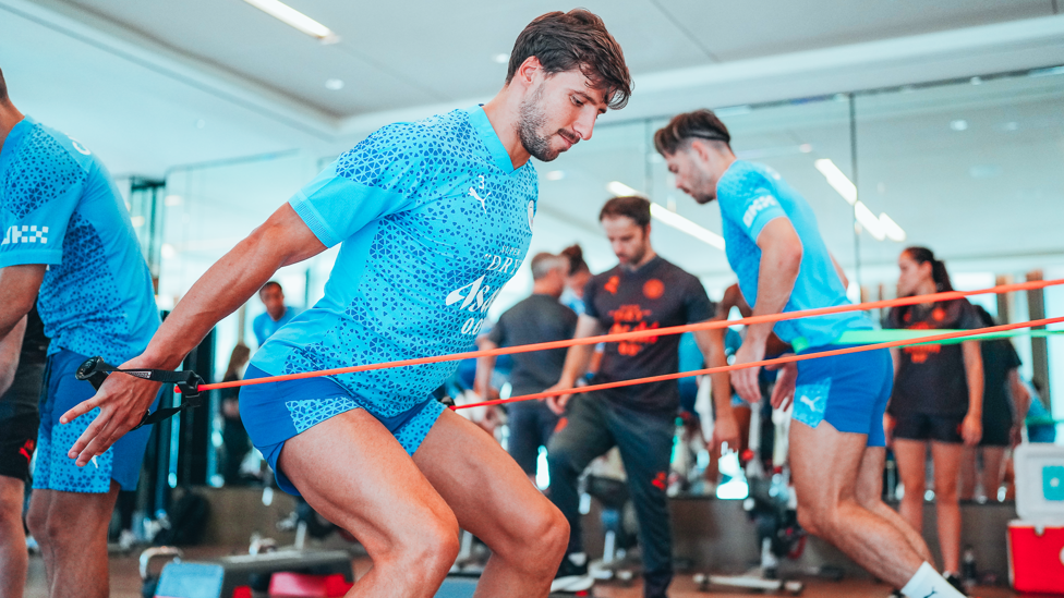 DYNAMIC DIAS : Ruben Dias testing his strength and mobility