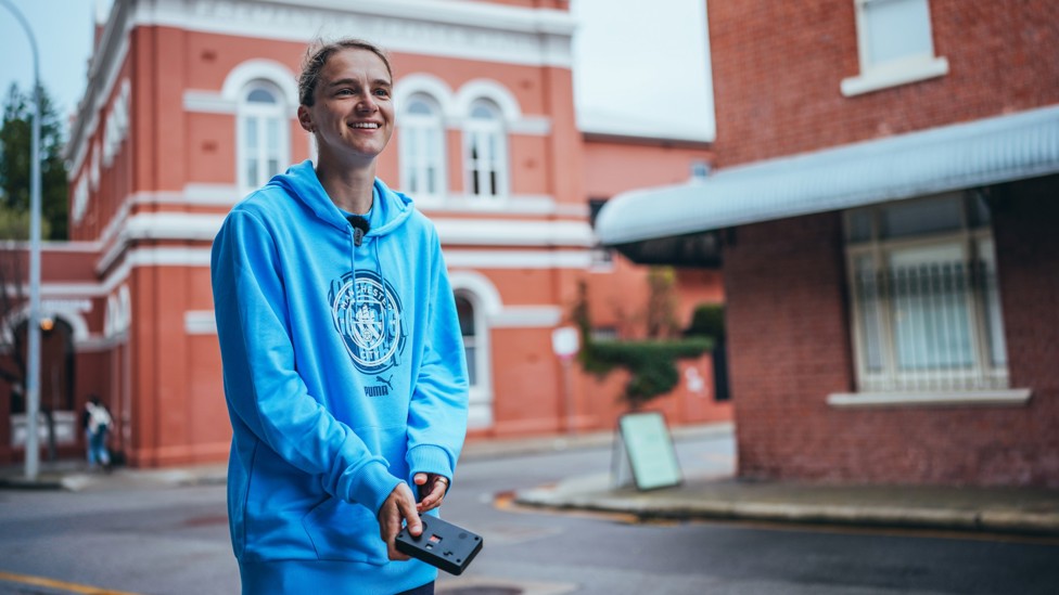 NEW PROFESSION? : Vivianne Miedema shows off her photography skills. 