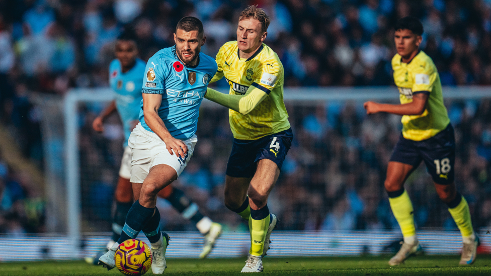 MIDFIELD MAESTRO MATEO : Kovacic on the ball.