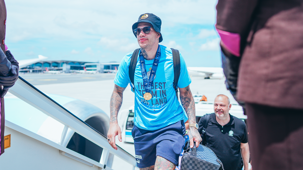 EDER-SUN : Ederson sports a bucket hat and shades as he enters the plane.
