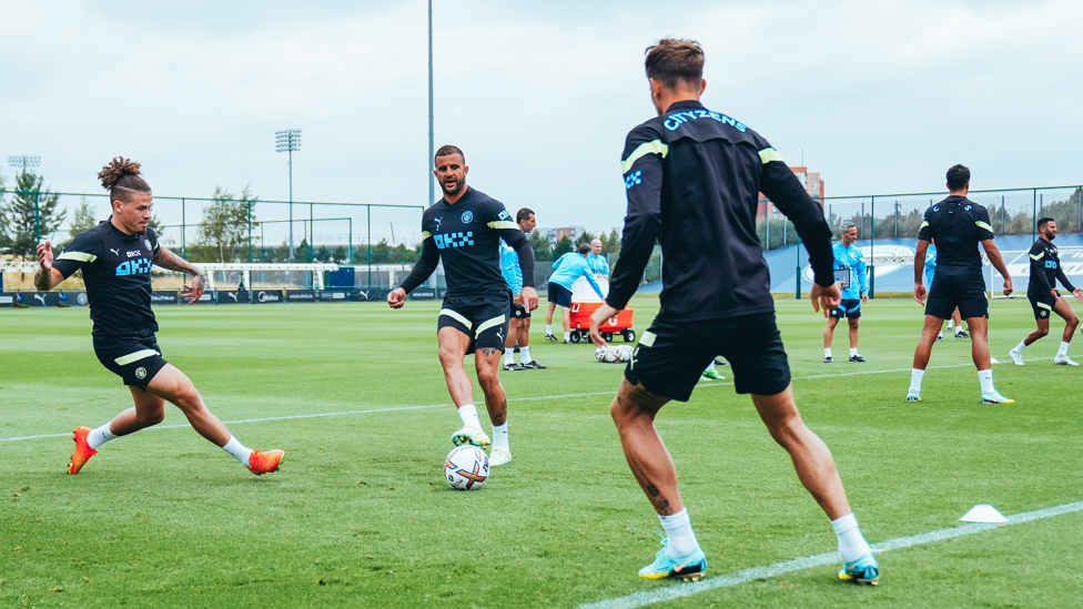 RONDO : Kyle Walker switches the play under pressure from Kalvin Phillips