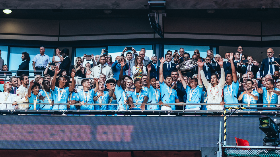 TROPHY LIFT : De Bruyne lifts the Community Shield trophy.