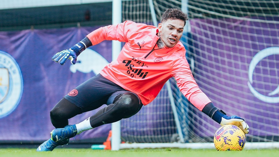 REACTIONS : Ederson gets down to make the save