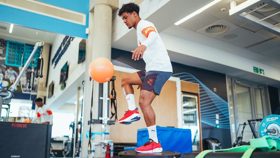 CHECK YOUR BALANCE : Oscar Bobb in the gym