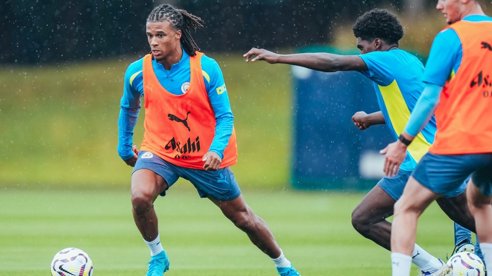 FLYING DUTCHMAN  : Nathan Ake on the ball.