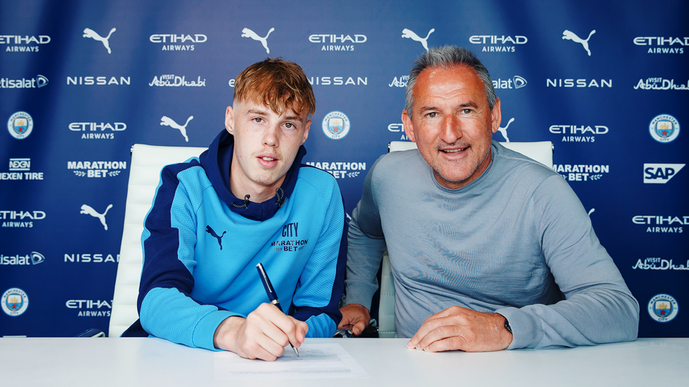 CONTRACT EXTENSION : Palmer put pen to paper in June 2021, extending his contract with the Club after breaking into the first team in 2020. 