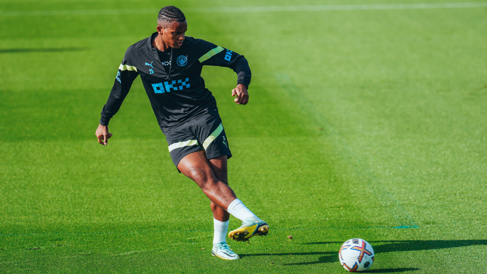 Manuel Akanji plays a pass