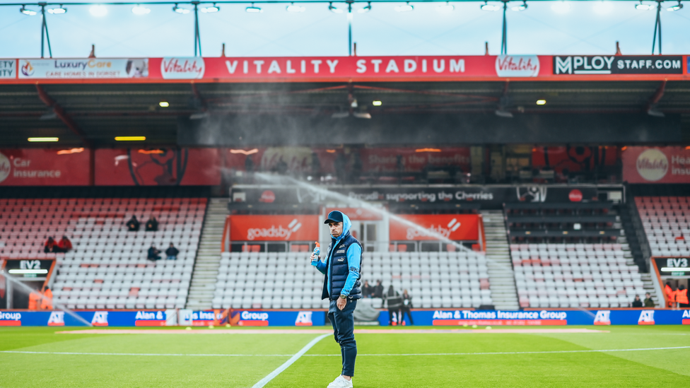 SUPER JACK : Arrives at the stadium and takes in his surroundings.