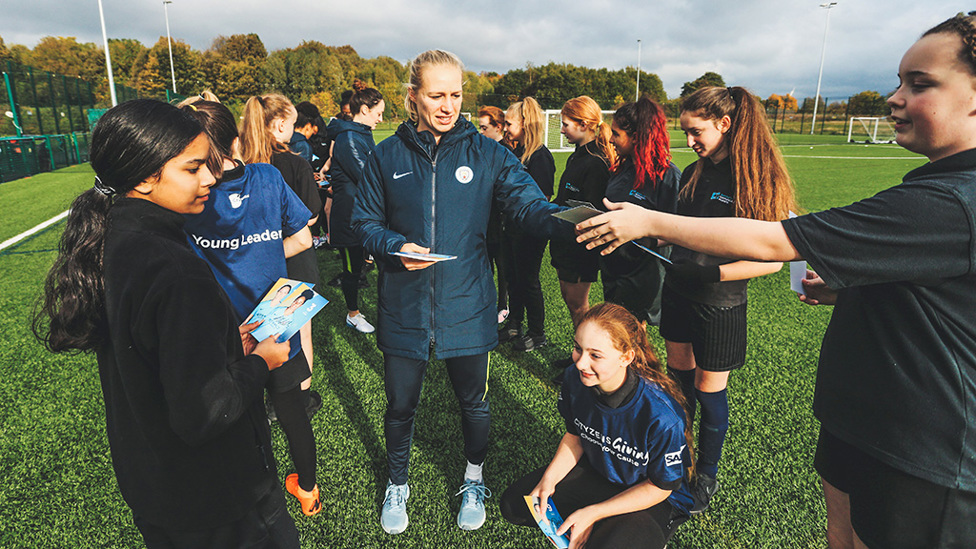 SIGNING SESSION : Pauline meets some of the students.