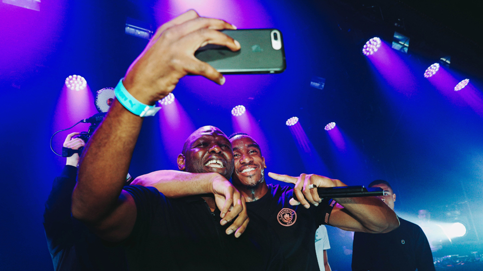 SNAPPED : Shaun Goater gets an on stage selfie.