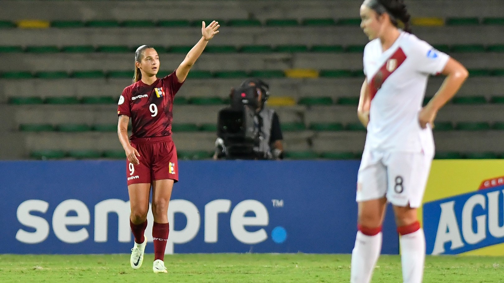 Ysaura Viso of Venezuela and teammates lift the trophy after